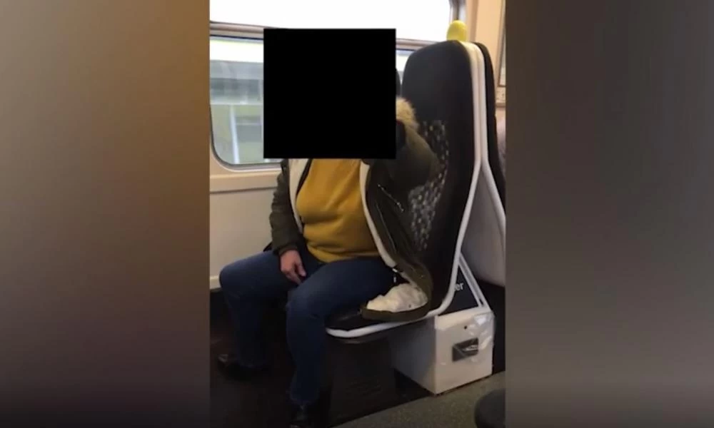 Τυφλή και κωφή γυναίκα δέχτηκε επίθεση γιατί έβγαλε για μια στιγμή την μάσκα (ΒΙΝΤΕΟ)